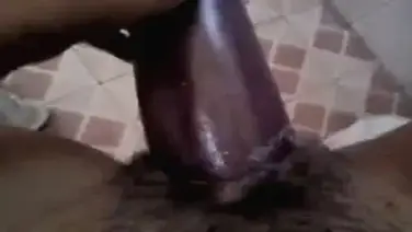 ABG Nakal Colmek Pakai Terong Gede di Kamar Mandi