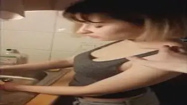 Adik Kakak Ngewe Di Dapur Saat Lagi Masak