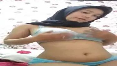 Ukhti Hijab Cantik Sange Pasrah Digenjot Kasur
